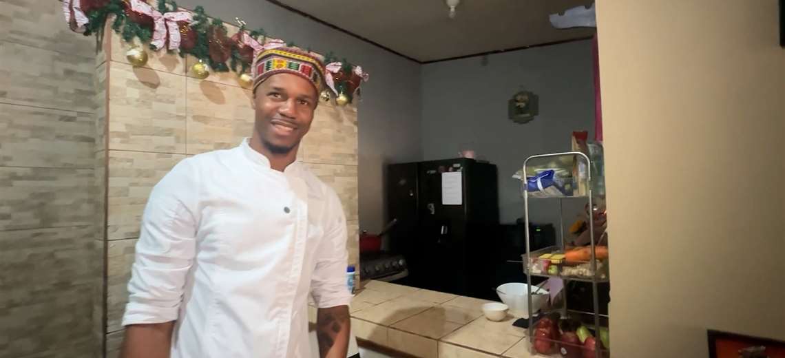 El exfutbolista Rudy Dawson dejó las canchas y abrió un emprendimiento de comida caribeña