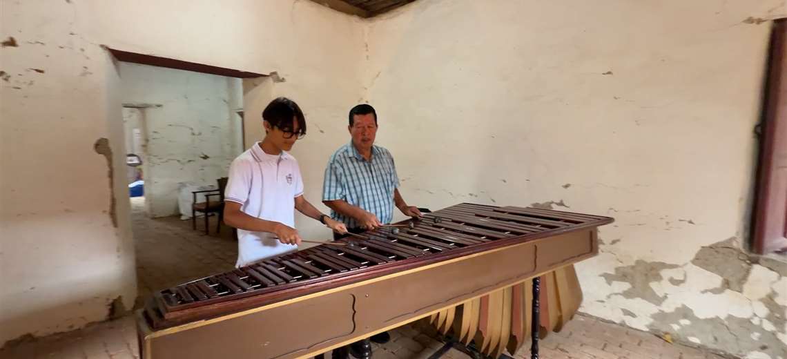 El maestro que ha dedicado su vida a la marimba ahora enseña gratis en Desamparados