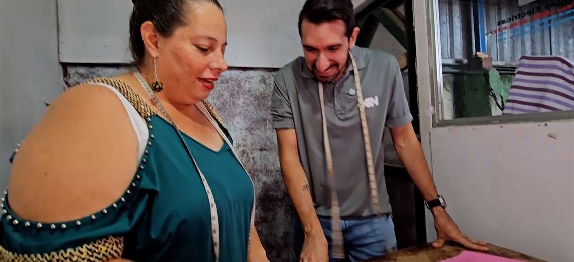 Sandra Ugalde lleva 18 años cosiendo los trajes folclóricos que visten la identidad de Costa Rica