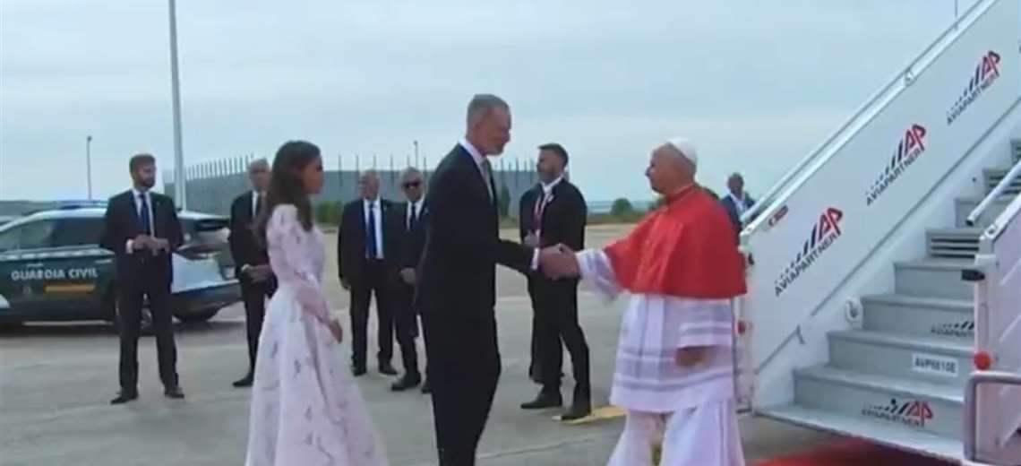 "¡Muy rico el café de Costa Rica!" Papa León recibe chorread
