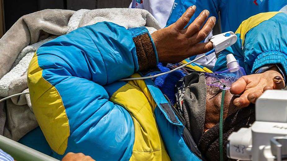 Guía sobrevivió 6 días en el Everest comiendo chocolate y ma