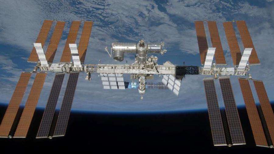 Astronautas de EEI obligados a refugiarse en nave acoplada d