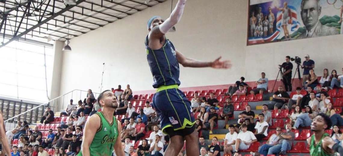 Roswell termina en primer lugar la fase regular y parte como
