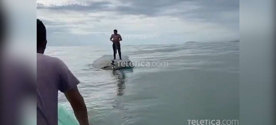 De pie sobre panga volcada: video muestra cómo hal